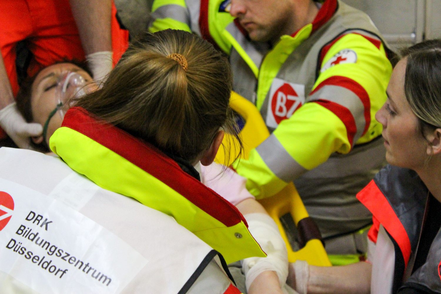 Ein Team von Notfallsanitätern versorgt eine Patientin.